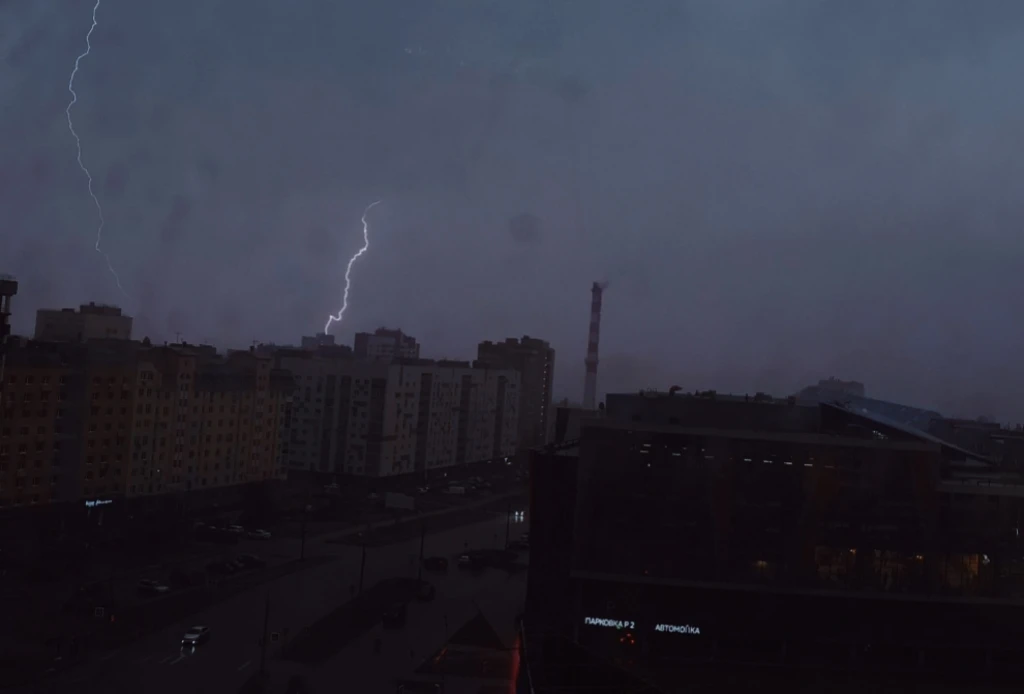 Какая ранняя гроза! Люблю эту стихию⚡