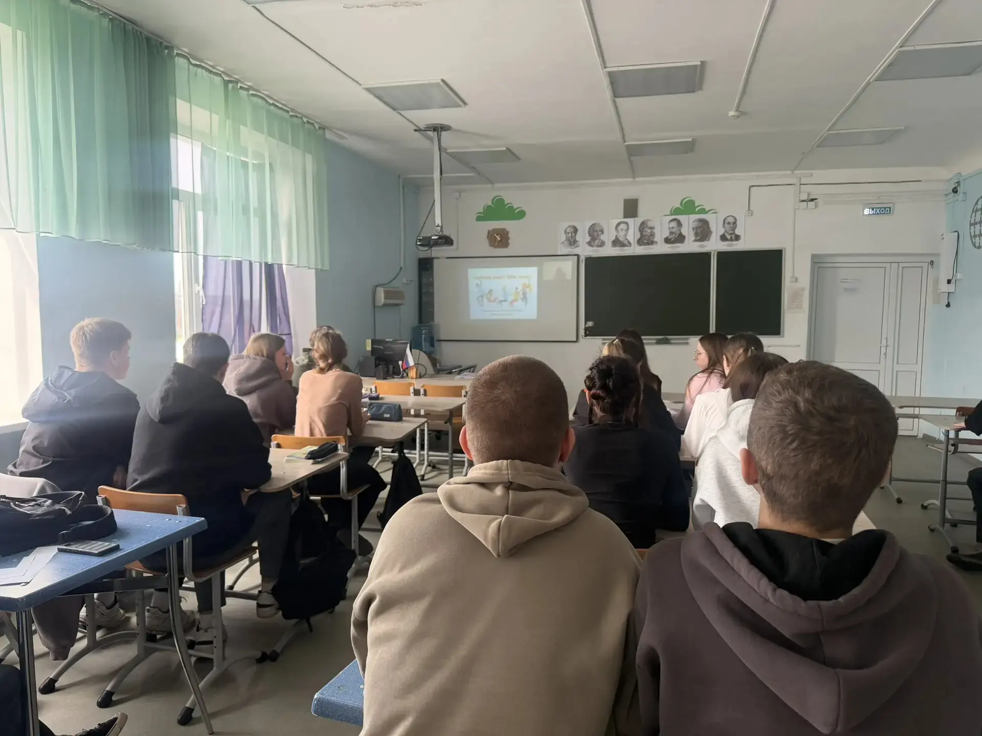 🔊В МКОУ СОШ №1 продолжается изучение видеоматериала в рамках пилотного проекта «Правовая интуиция». 