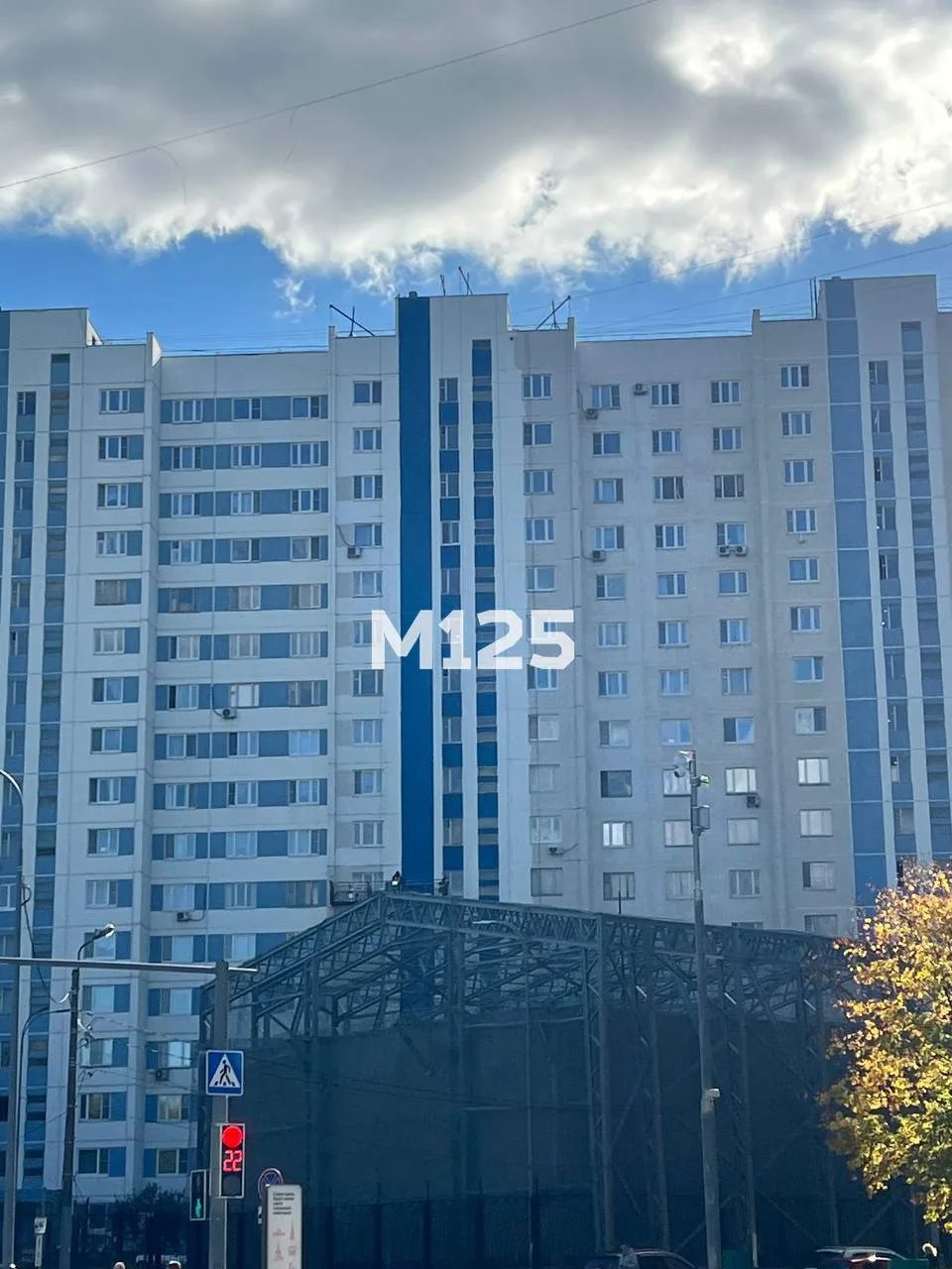 На Теплом Стане, 13к1, перекрашивают фасад. Вроде, выходит симпатично, а вы что думаете?)