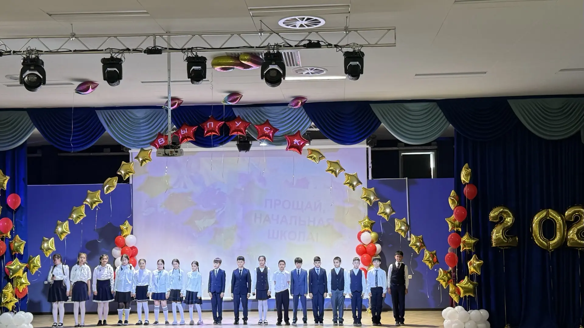 🎓 В добрый путь, наши маленькие звёзды!  Вчера в нашей школе царила особенная атмосфера. У ребят 4 «
