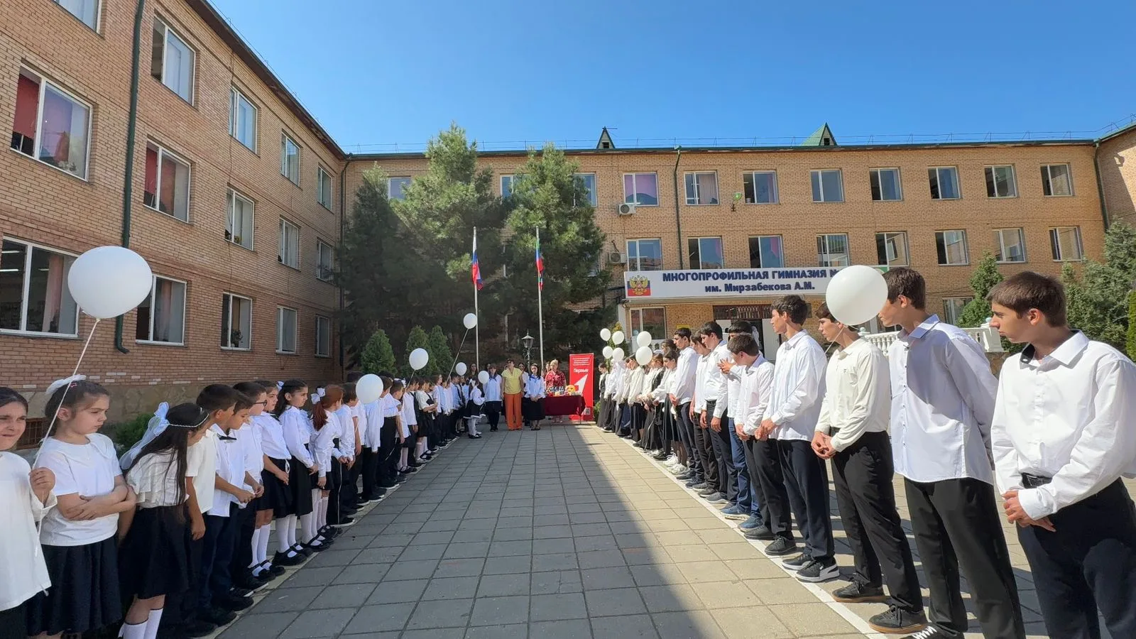 🌟Сегодня в нашей школе прошла акция памяти, посвященная трагическим событиям в Беслане...