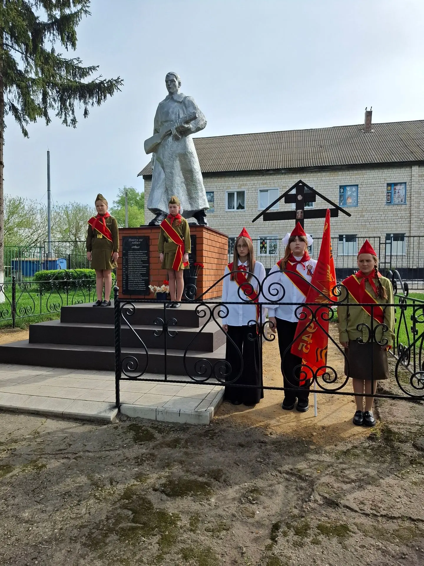 🇷🇺В этом году наша школа вновь стала частью большого и важного события — торжественного митинга у 