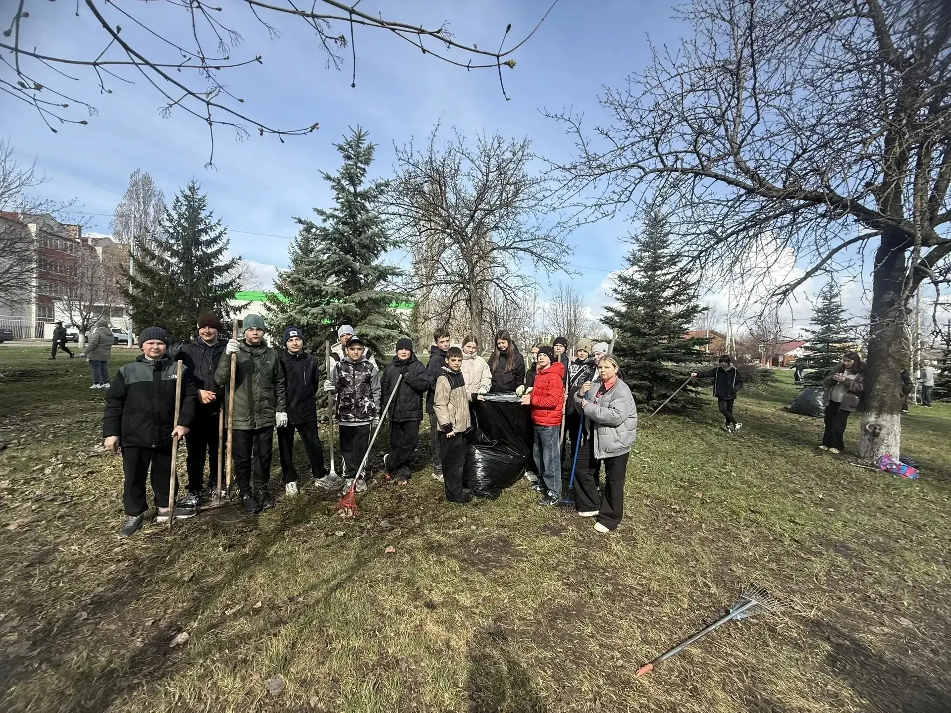 СУББОТНИК В МБОУ "СОШ N3": ВКЛАД В ЧИСТОТУ И УЮТ 🌿🌿🌿🌿🌿🌿🌿🌿🌿🌿  ☘️Чистота начинается с нас: 💪 Коллектив