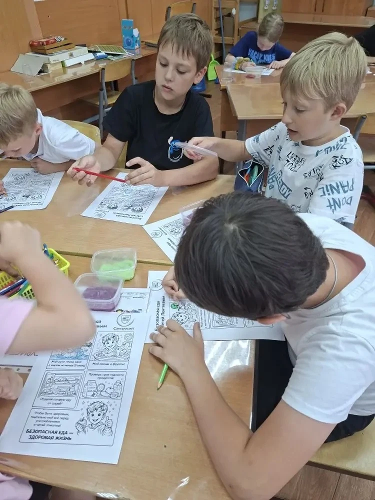 🍎🥦🥕В школьном лагере «Светлячок» прошло познавательное занятие «Безопасная еда!»

В целях внедрен