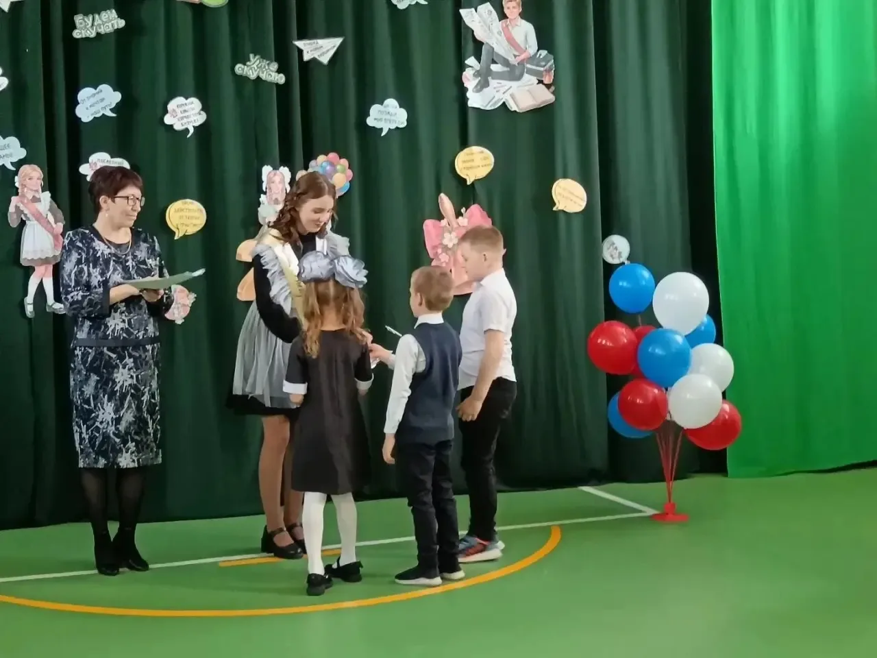 🕊️ Традиции доброты: самолётик из рук в руки