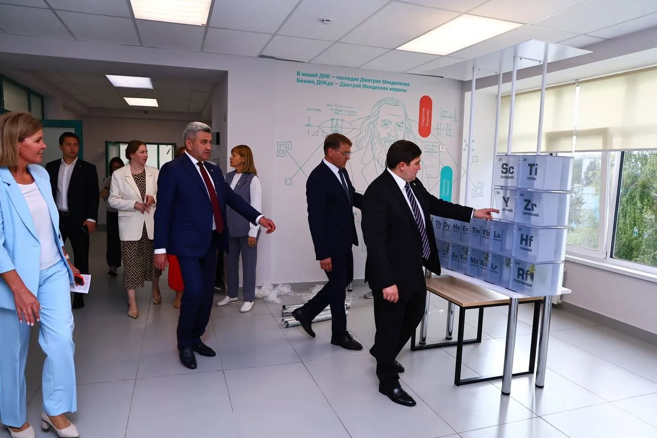 Проверили готовность нижнекамских школ к новому учебному году. Вместе с министром образ...