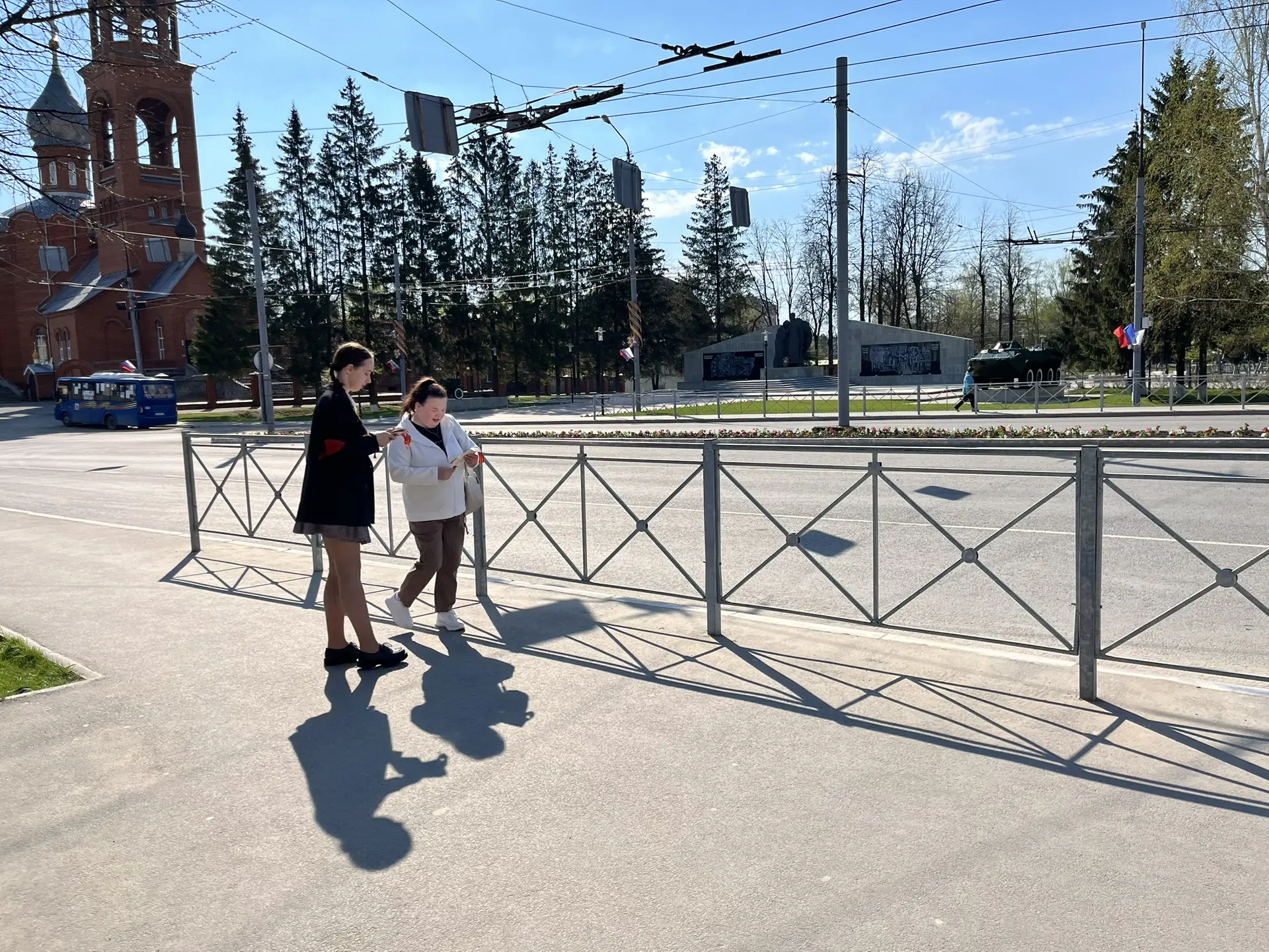 День памяти и уважения: акция «Георгиевская ленточка».  Сегодня учащиеся 10б класса Медведевской гим