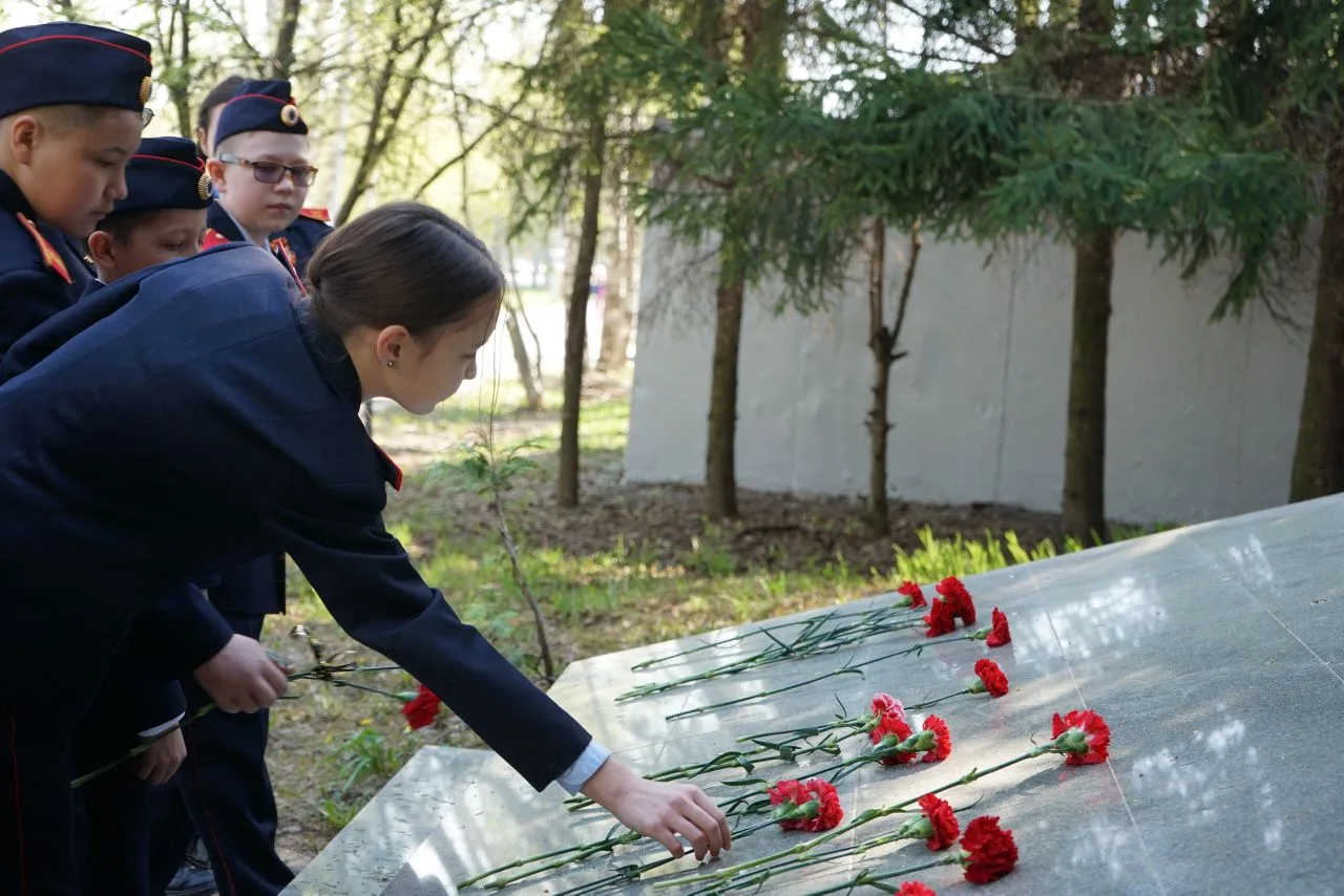 Чебоксарские школьники почтили память героев Великой Победы, возложив цветы к мемориалам  В преддвер
