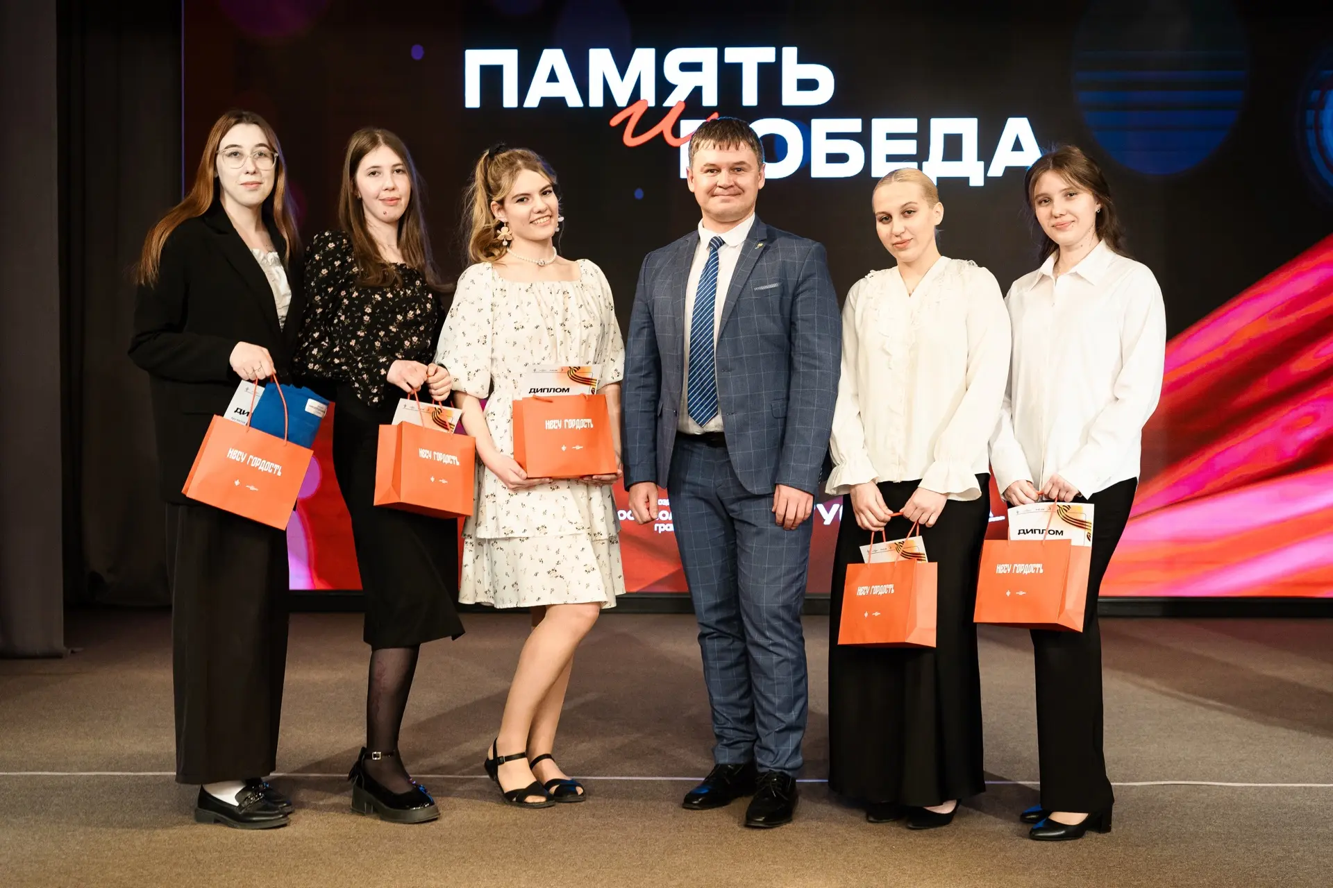 О героях — через творчество 🎨

На историческом балу «Память и Победа» наградили авторов лучших твор