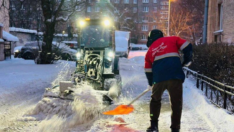 В Петербурге на уборку улиц зимой планируют вывести почти 10 тысяч дворников