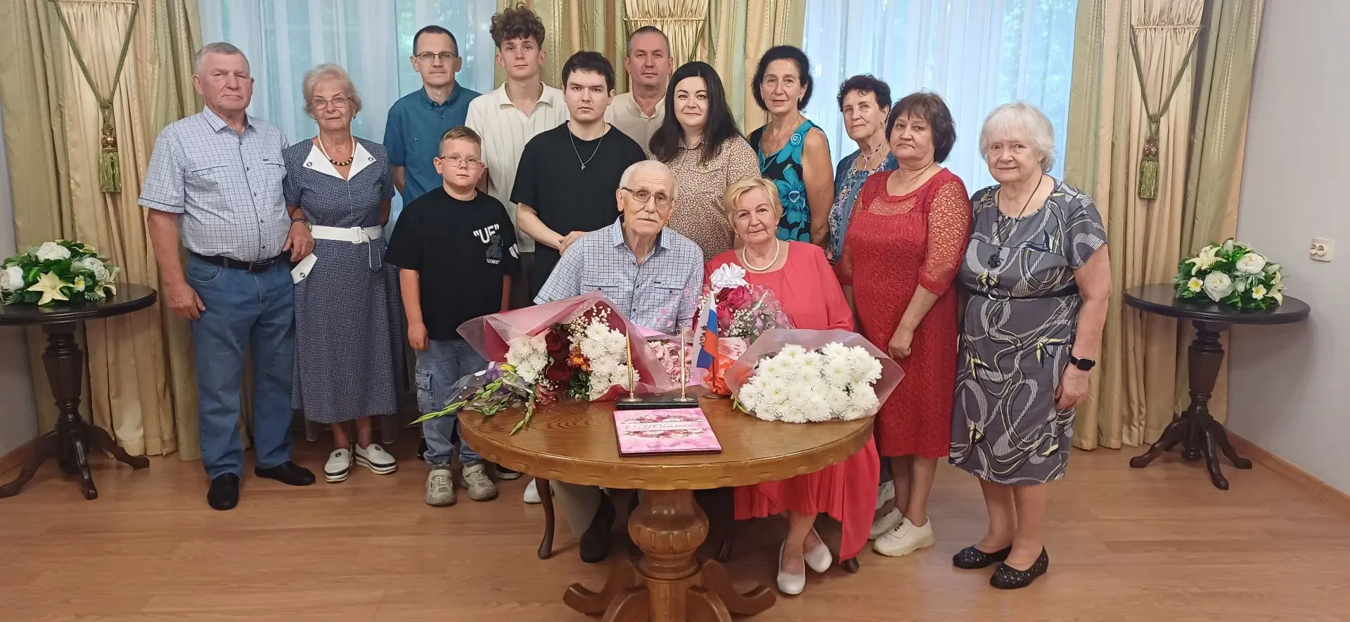 В Родниковском филиале комитета Ивановской области ЗАГС чествовали супругов Пискуновых,...