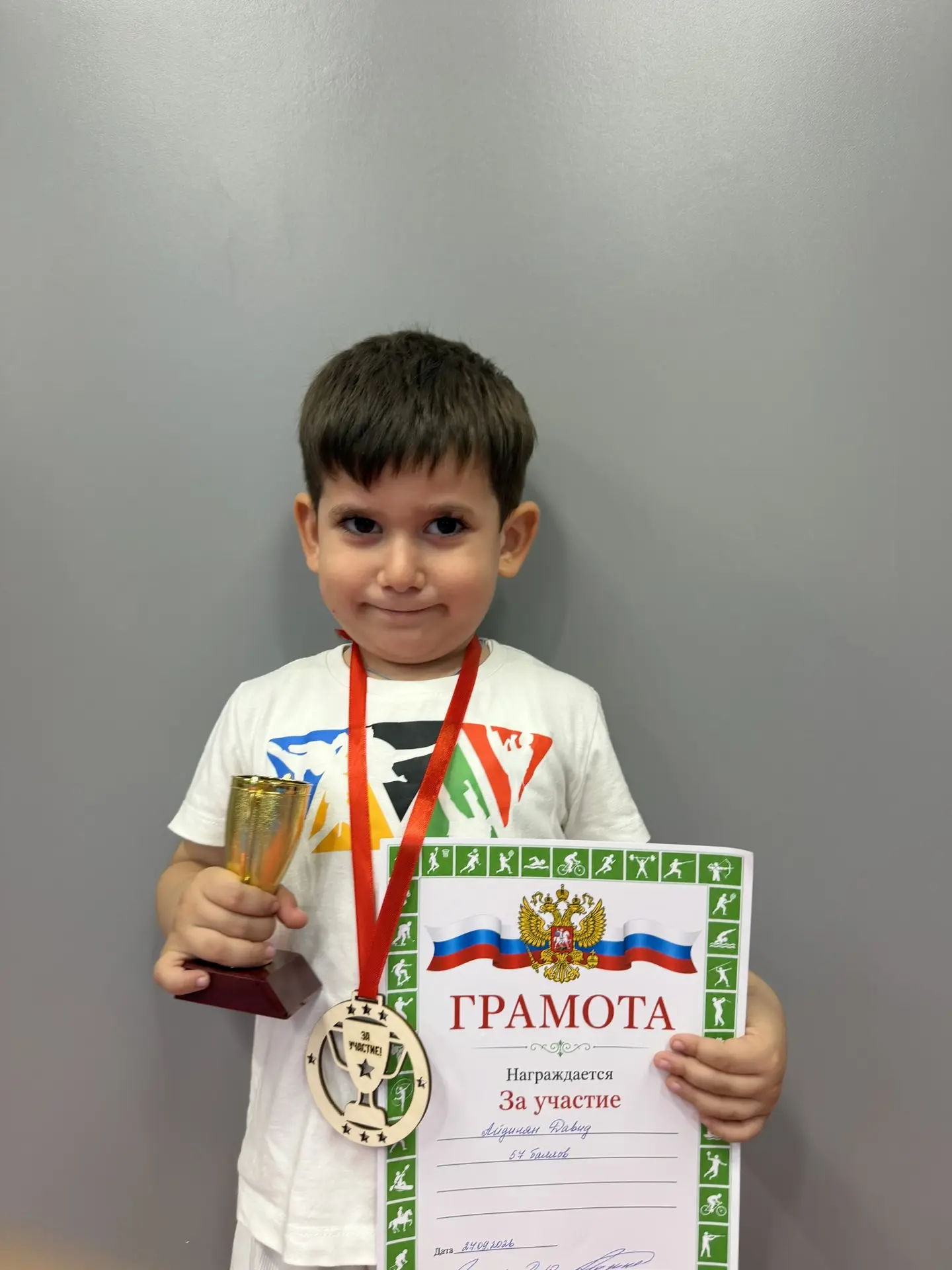 Это Давид пытается сделать счастливое лицо 🤩🫰🥇🏆🫶💪🤣