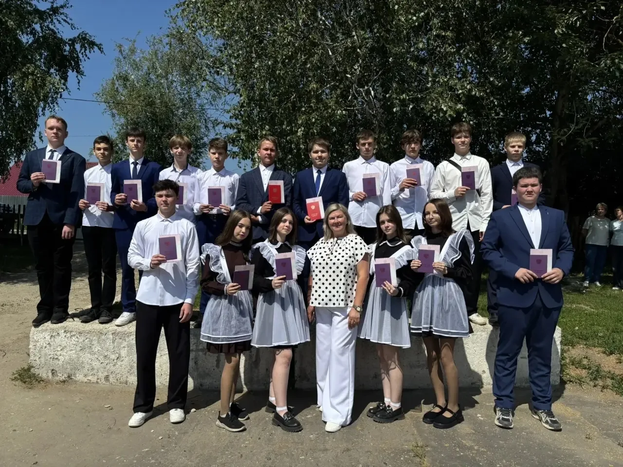 #Торжественная_линейка_вручения_аттестатов_в_9_классе 
 С напутственными словами и поздравлениями об