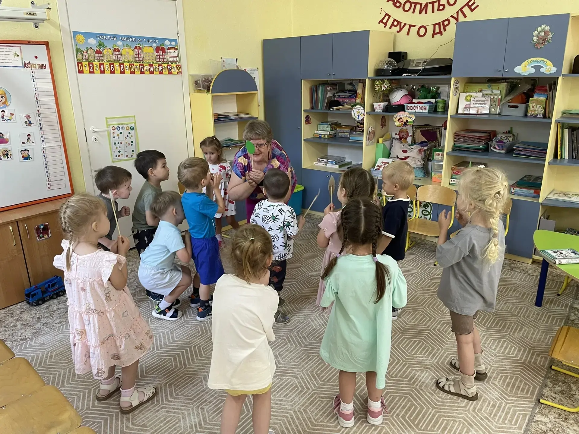 🌿Сегодня с детьми играли в музыкальную игру „Я с листочками хожу“.