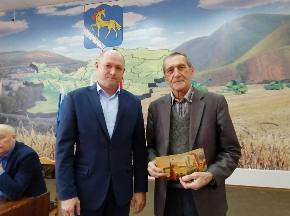 Вячеслав Николаевич Сечнев: глава, педагог и патриот родного края

Вячеслав Николаевич — начальник С