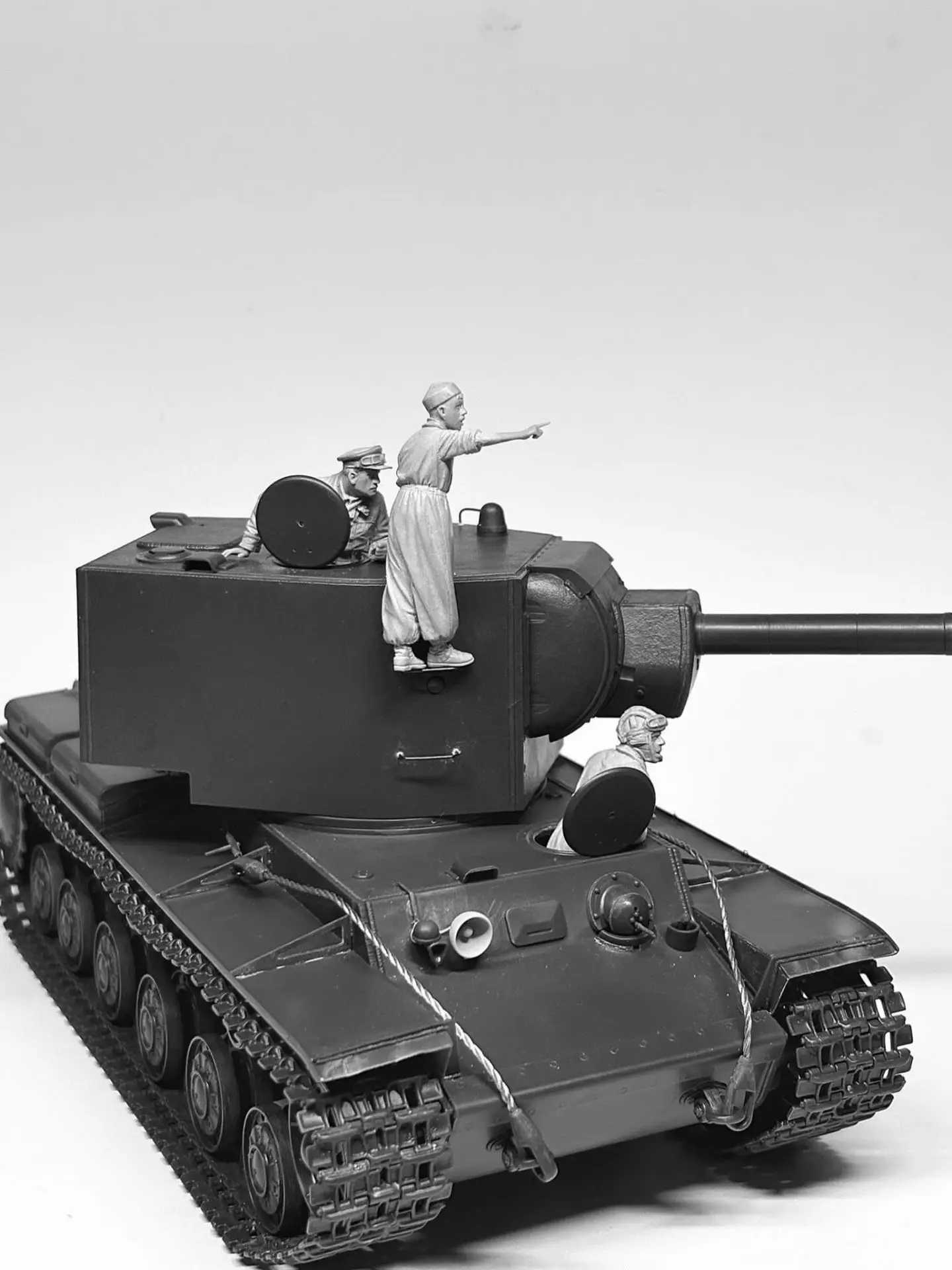 Советский тяжёлый танк КВ-2 (Tamiya, Crow Studio, авторские миниатюры, масштаб 1/35)