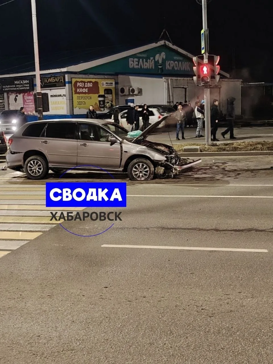 Скорая провалилась в глубокую яму во дворе дома в Хабаровском крае  Медики приехали на срочные роды 