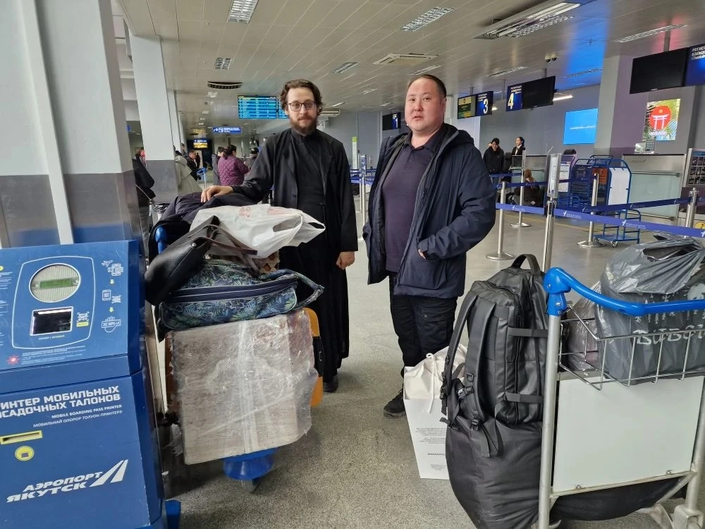В аэропорту встретили Георгия Викторовича – и.о. главврача Эвено-Бытантайской больницы. Огромная кор