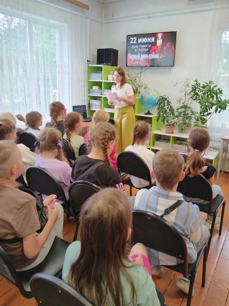 Сегодня ребята из школьного лагеря «Солнышко» посетили детско-юношескую библиотеку. Там для них была