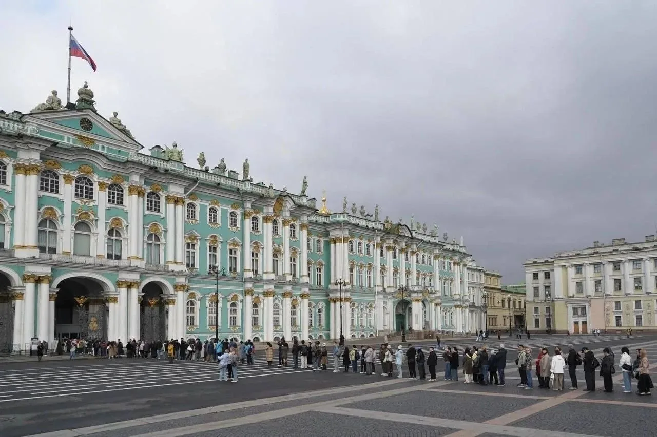 Сегодня у входа в Эрмитаж выстроилась внушительная очередь.