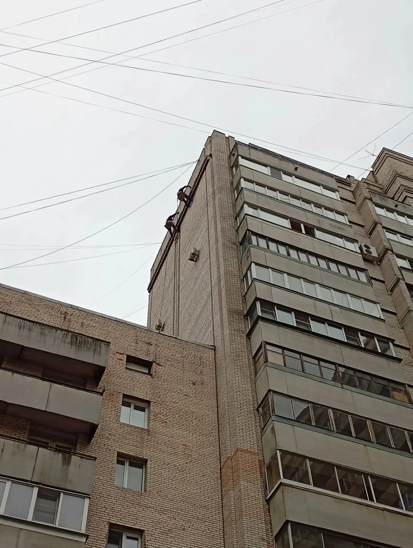 Работы по оштукатуриванию пояска, залитию галтели многоквартирного дома по адресу: Варш...