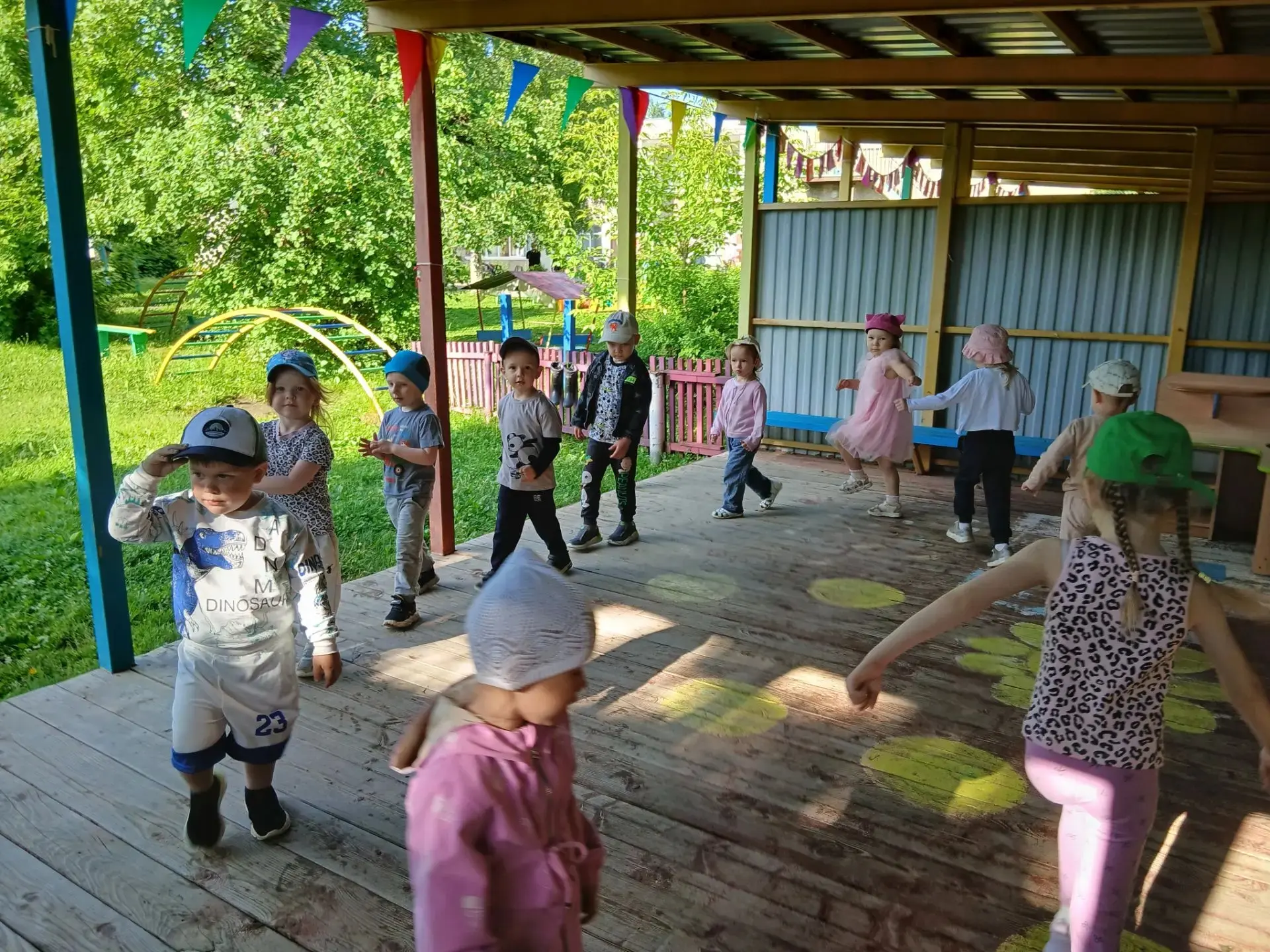 🌝Утренняя зарядка на улице в детском саду: веселье и польза с первых минут дня! ☀ 🌝👫👍👍👍
 
Добр