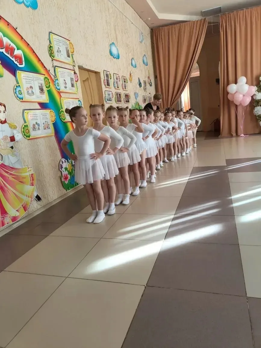 Знаете, что общего между ровными спинками, мячами в маленьких ручках и воздушными шарик...