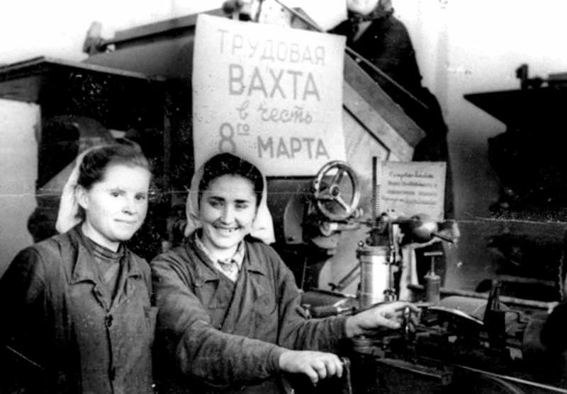 Трудовая вахта в честь 8-го марта работниц табачного комбината, Кишинёв, 1952 год.