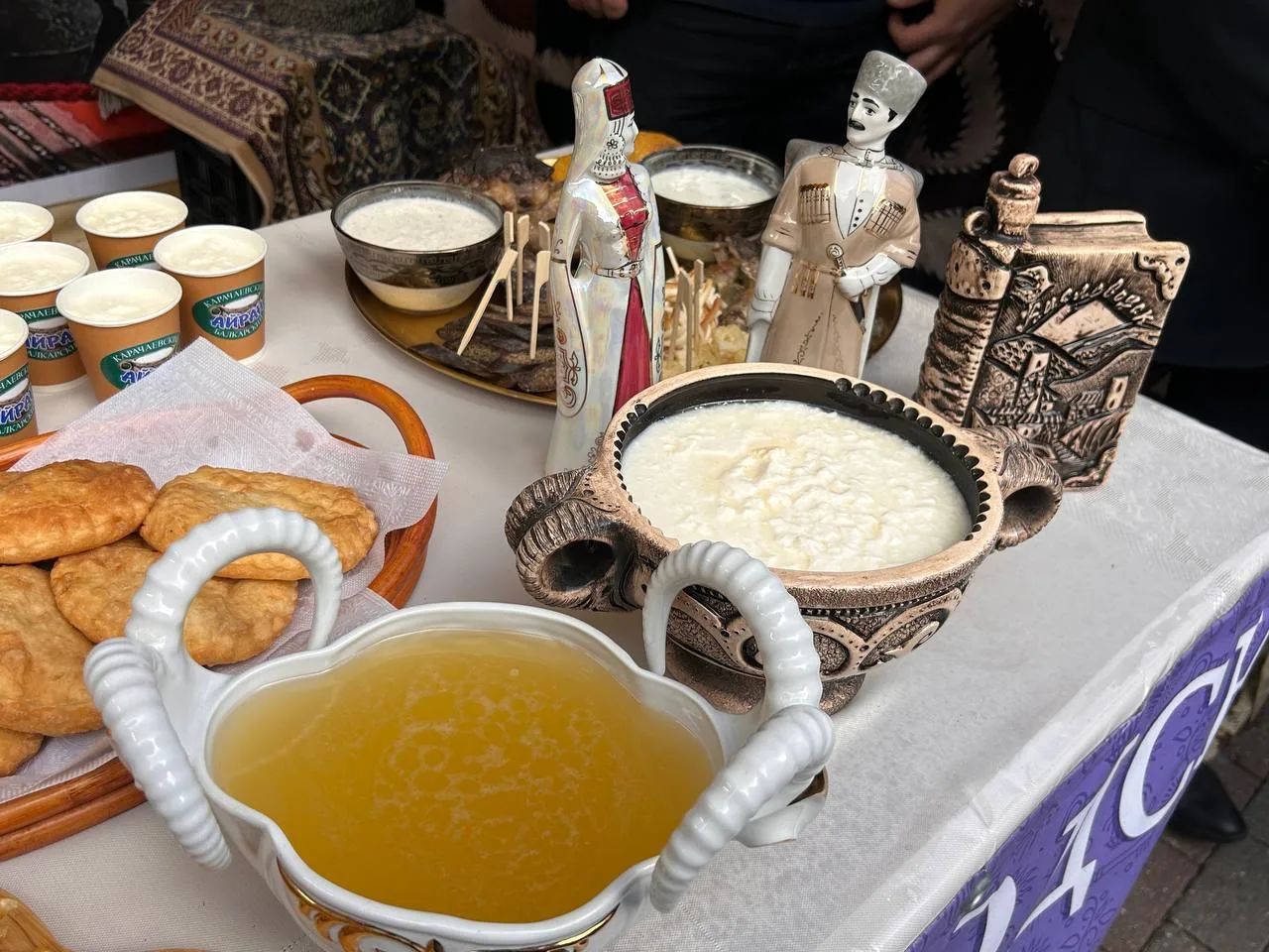 🥛 В Кисловодске проходит фестиваль кефира

Мероприятие организовано на Курортном бульваре. Фестивал