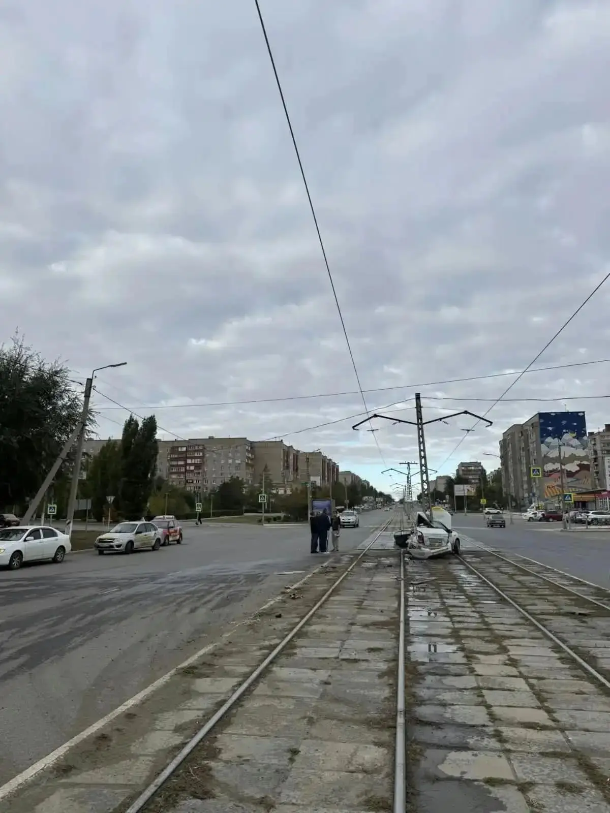 Кадры, поступающие с места ДТП с участием трамвая и учебного автомобиля в Новотроицке.