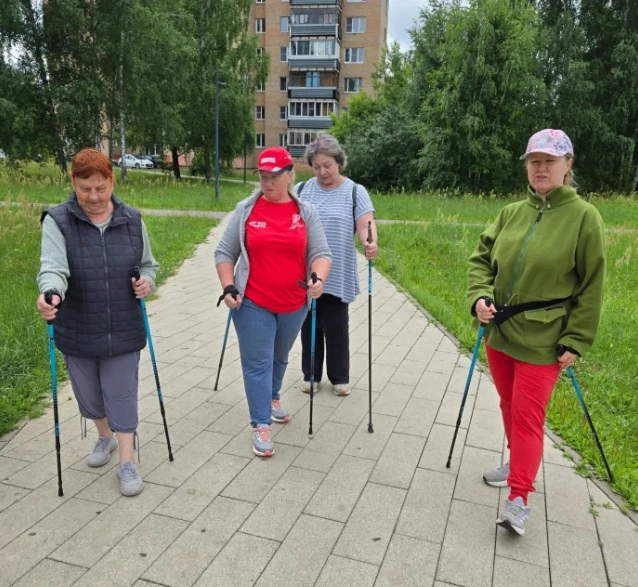 В Берёзовой роще Белоозерского все как обычно, прошли занятия по северной ходьбе!