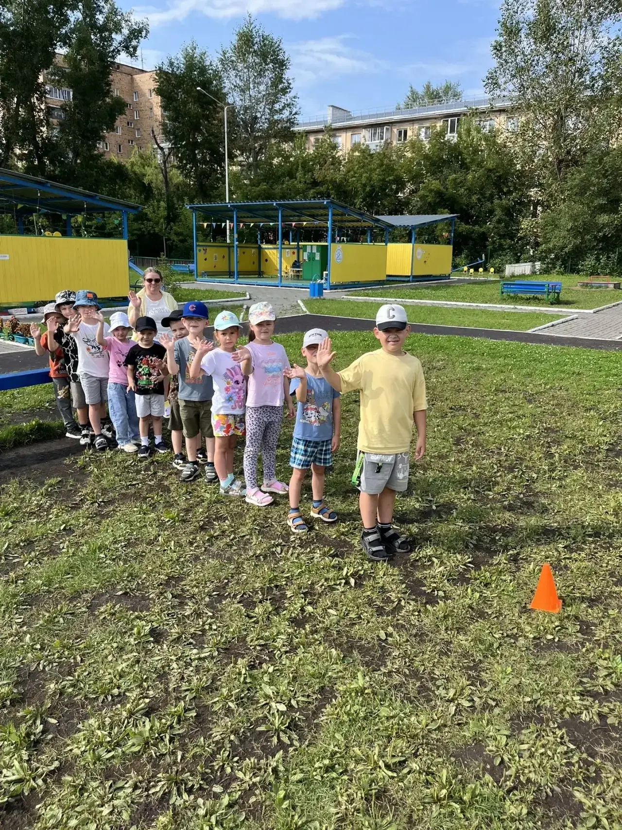 Друг за другом, как утята, 
Шагают дружные ребята. 
Ну-ка, ниже приседай! 
От друзей не отставай!