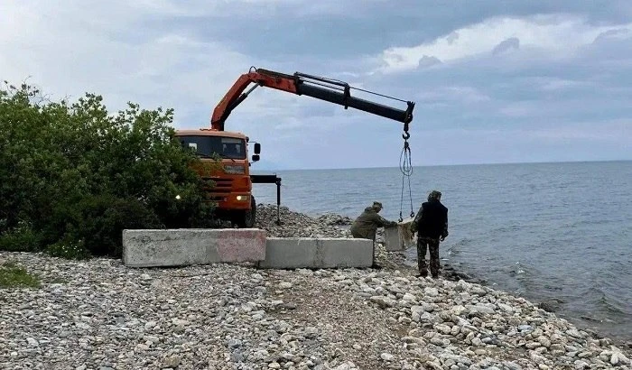 ⛔️ Ограждения на Цаган-Хушуне не остановили туристов — они нашли путь через протоку  

На мысе Цаган