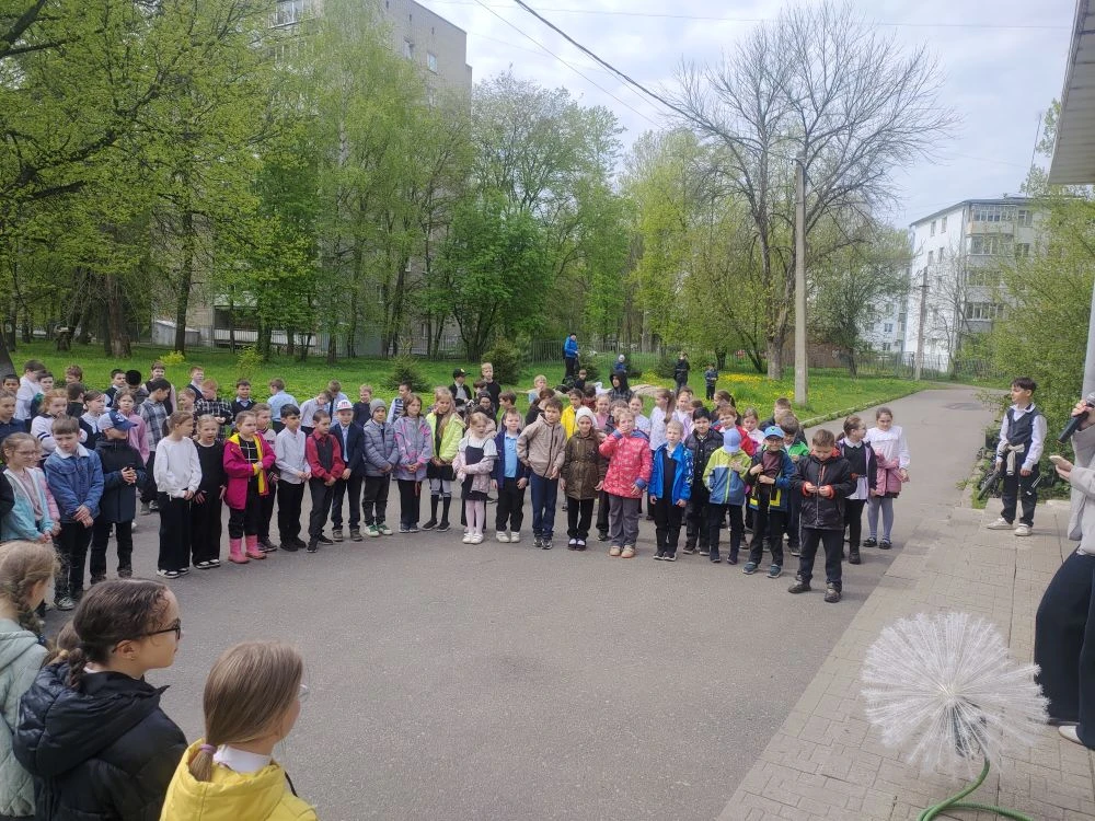 А вы знаете какой сегодня день? Сегодня День Одуванчика! Да! Да! Да! Есть и такие дни. В честь таког