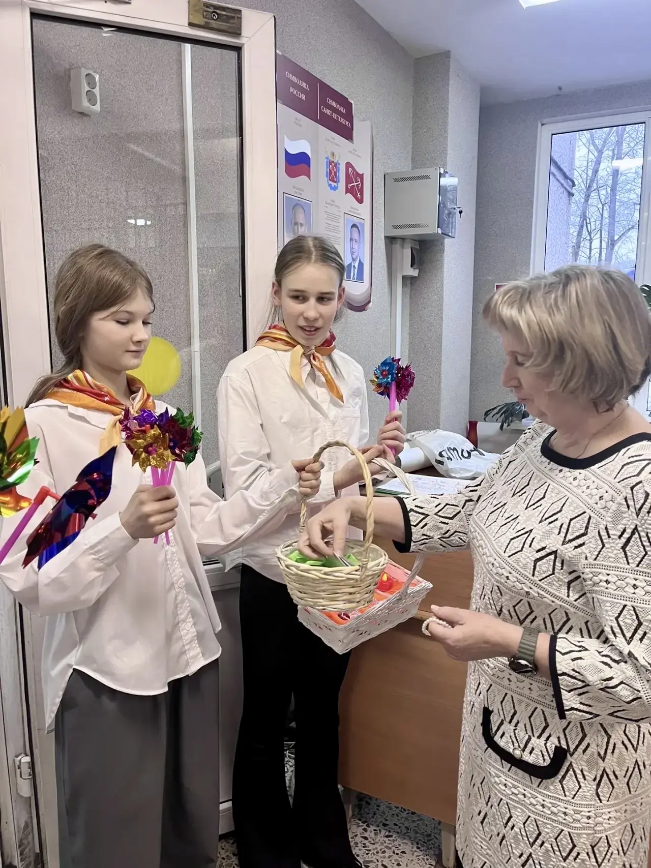 🌼🪻💐🌷🌺🌹Сегодня, в преддверии праздника, Совет обучающихся нашей школы устроил яркую и тёплую встречу 