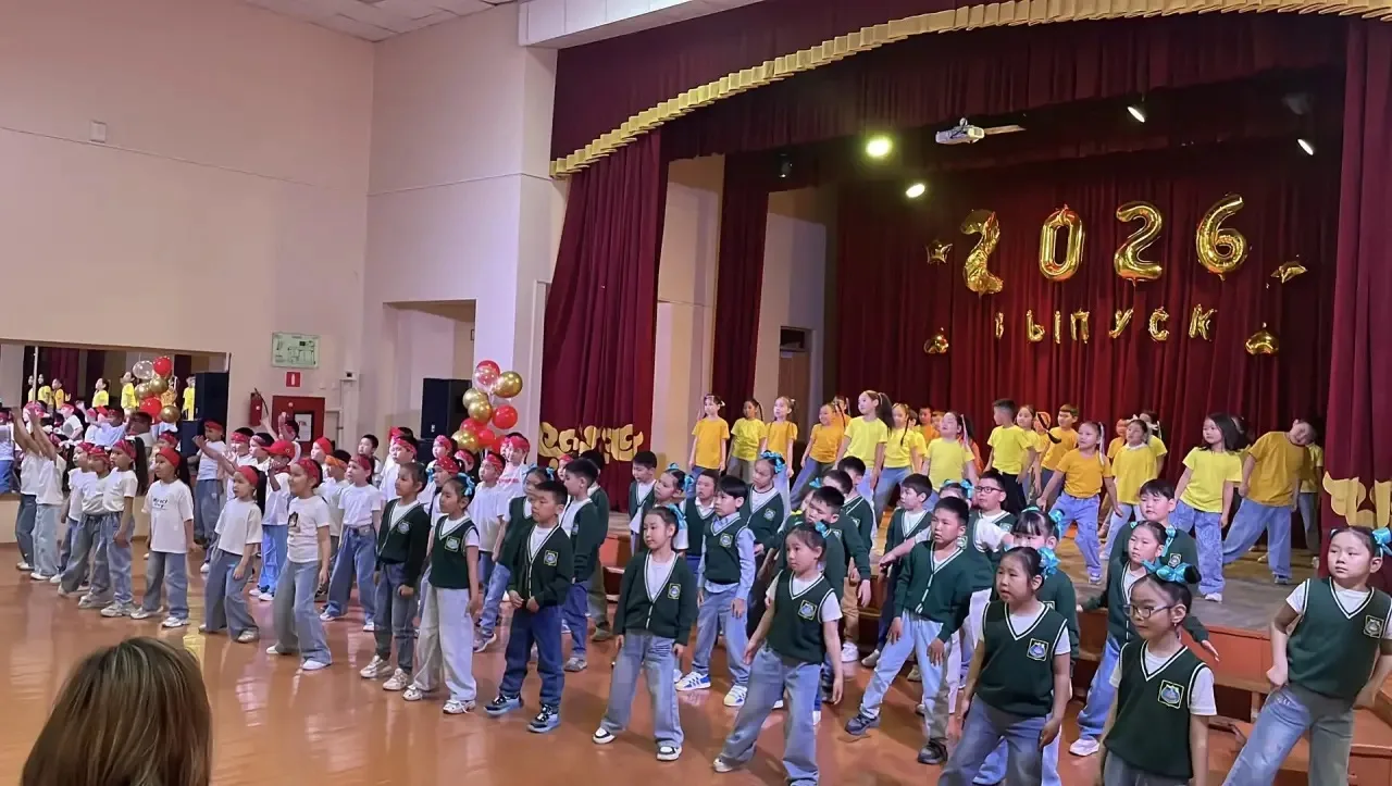 🎉 «Ура, каникулы! В начальной школе прошли линейки в честь окончания учебного года» 🎉  Учебный год п