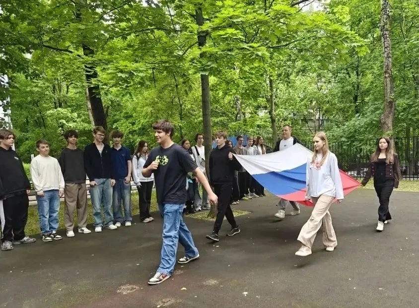 🇷🇺По неизменной традиции последняя учебная неделя в нашей школе началась с торжественной церемонии в