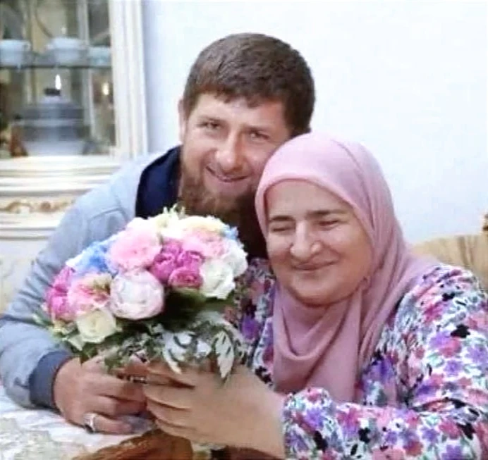 Ко Дню рождения Аймани Несиевны Кадыровой

«ВЕЧНЫЙ РАЙ НАХОДИТСЯ У НОГ РОДНОЙ МАМЫ»

Рамзан Ахматови