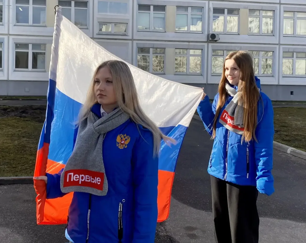 🇷🇺 Равнение на флаг!  Начинаем новую рабочую неделю с торжественной церемонии выноса Государственног