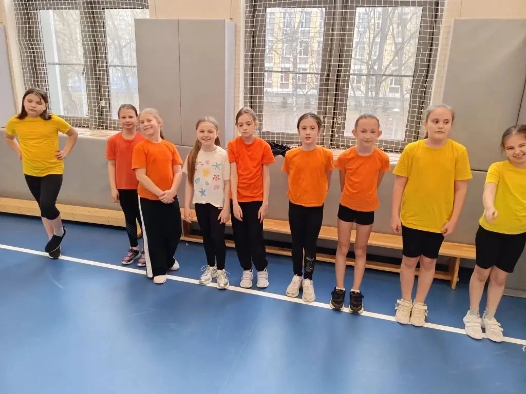 ➡️ КОСМИЧЕСКИЕ МЕРОПРИЯТИЯ ПРОДОЛЖАЮТСЯ!  🏐  Сегодня прошёл пионербол для девочек 3 классов — и это 