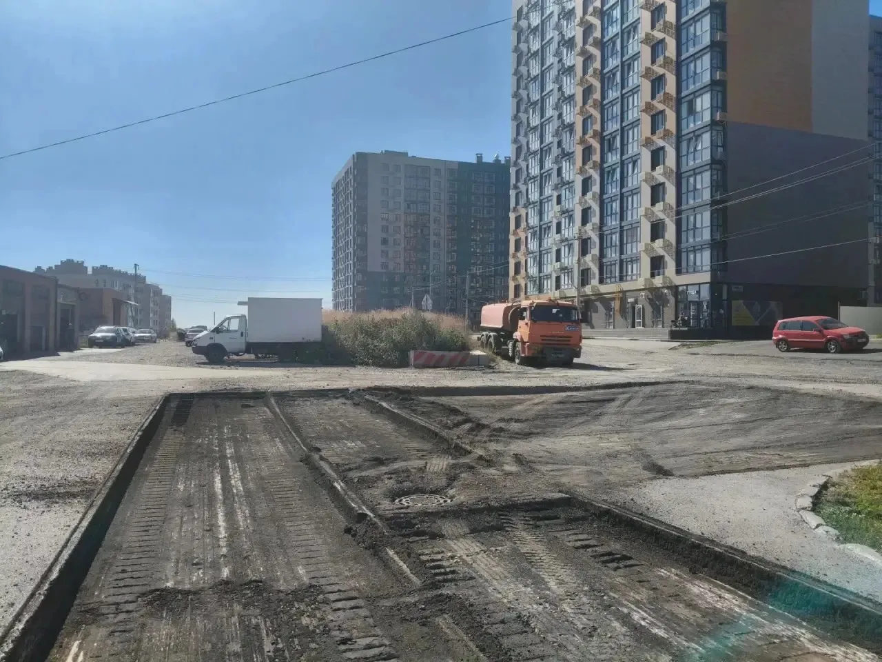 🚧 На Чехова начался большой ремонт: старый асфальт уже снимают.