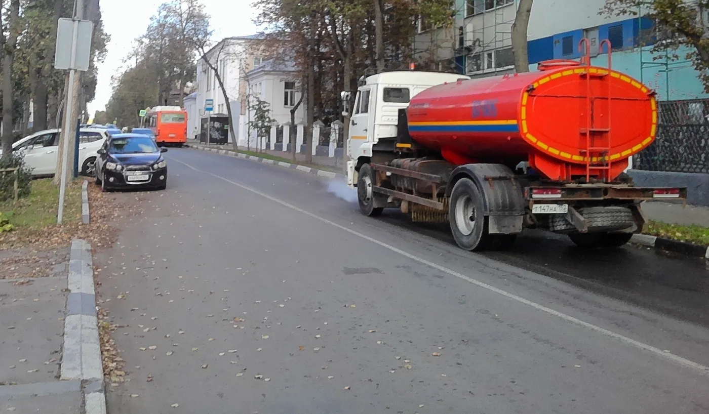 Скажите! Зачем поливают улицу Кирова в октябре🤫
