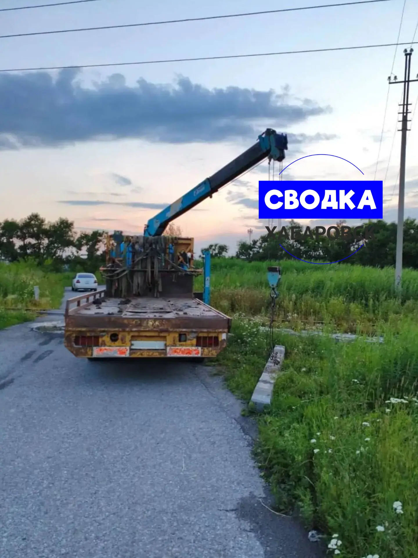 Водителя эвакуатора убило током во время подъема опоры