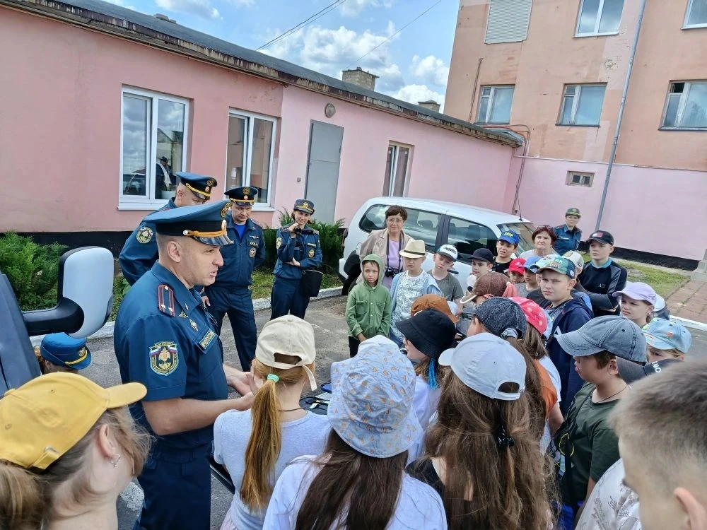 Воспитанники летнего оздоровительного лагеря "Солнышко" посетили судебно-экспертное учреждение федер