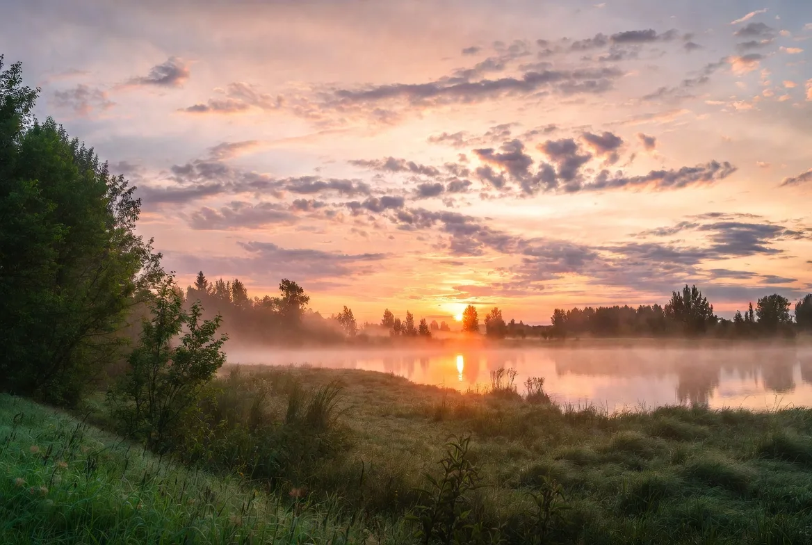 ☀️ Летний рассвет — это когда мир ещё спит, а небо уже горит.