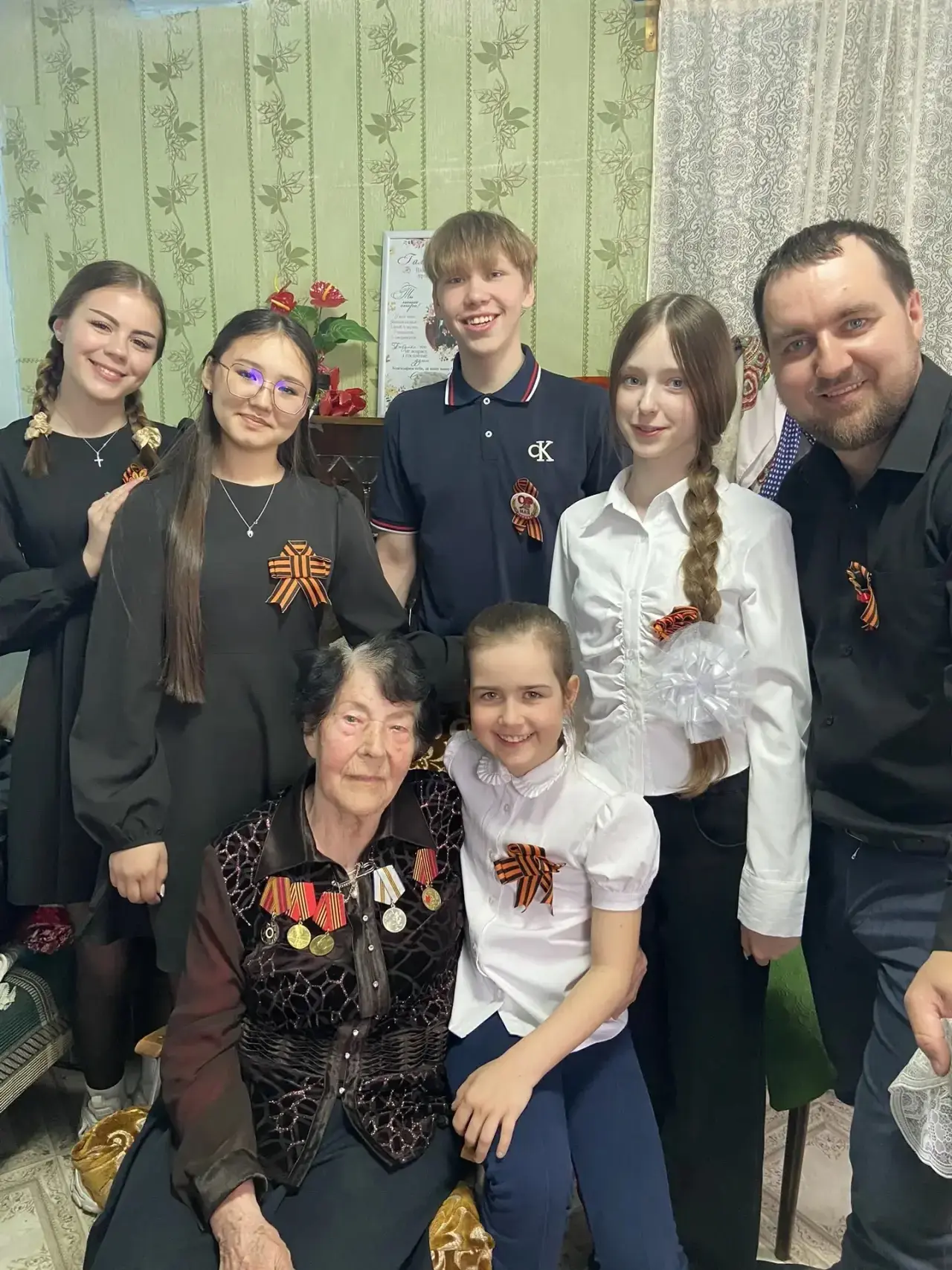 Ученики школы в гостях у ветерана Великой Отечественной войны 🇷🇺  В преддверии Дня Победы и в рамках