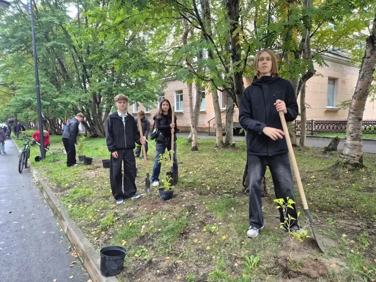 Наши гимназисты с теплом в сердце приняли участие в масштабной акции по озеленению на у...