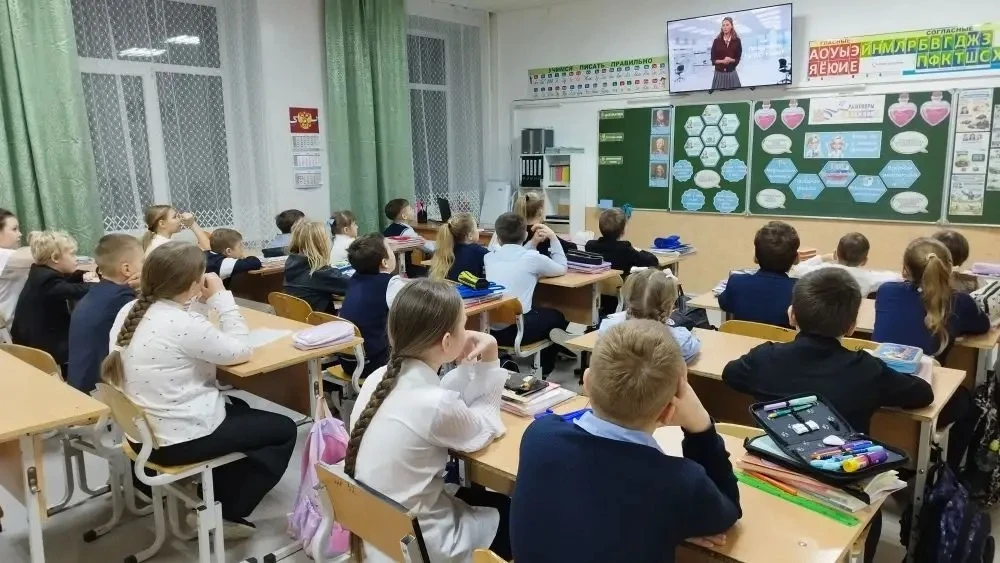 РАЗГОВОР О ВАЖНОМ 🇷🇺

Новая учебная неделя началась с выноса флага и исполнения гимна России. Посл