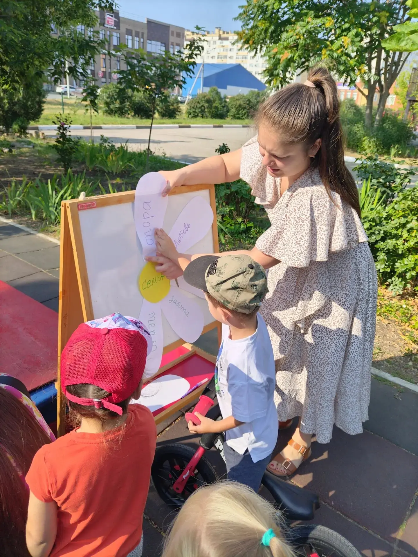 ✨🐝
❤️ «Семья — это когда тебя обнимают крепко-крепко!»
☀️ «Это совместные прогулки и вкусные ужины 