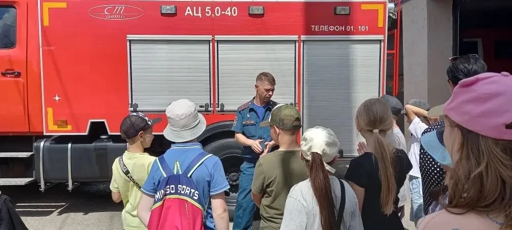 🔥 В гости к спасателям! Ребята из нашего школьного лагеря «Солнышко» побывали на экскурсии в пожарн